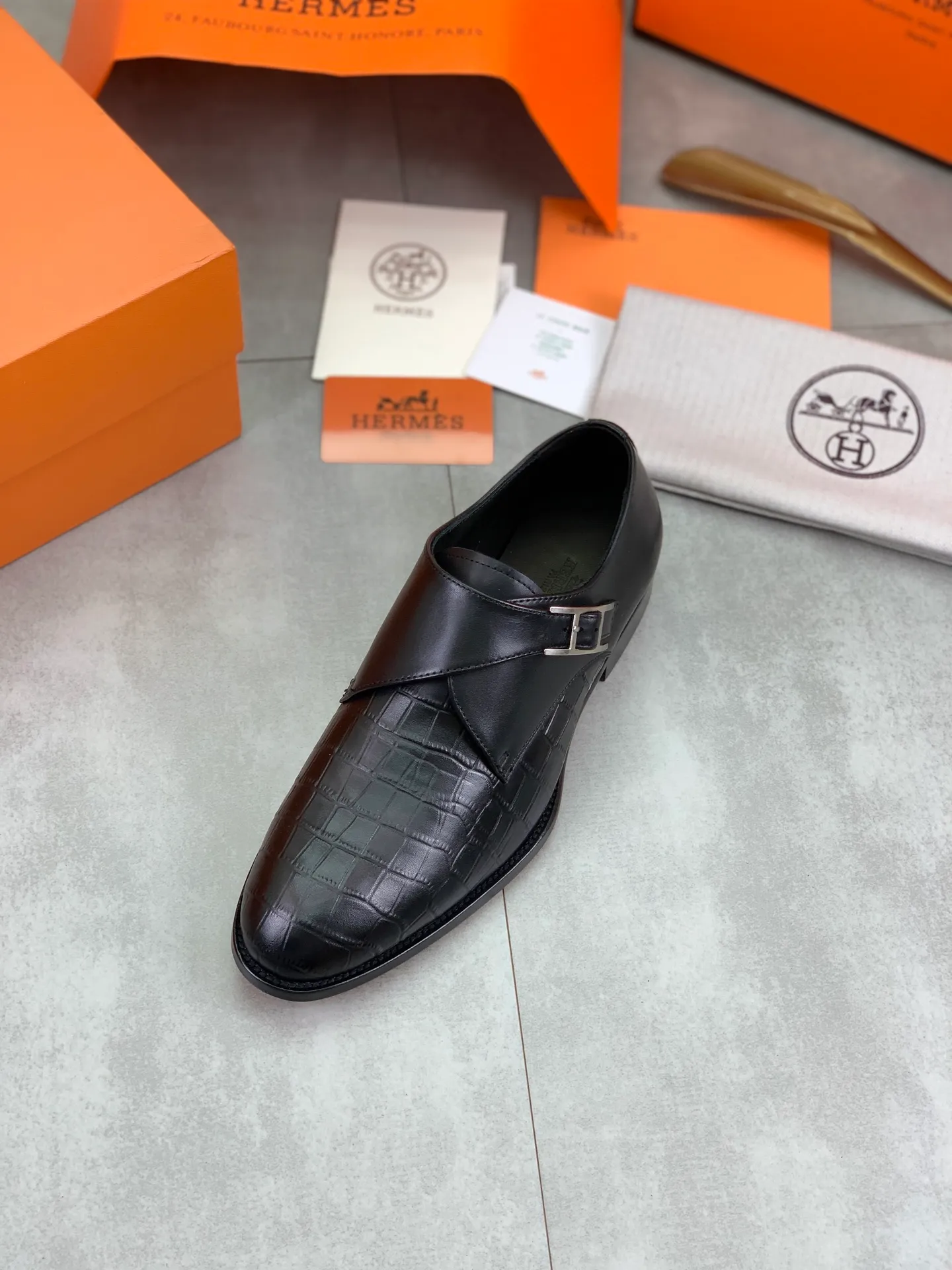 Factory price P940 💰💎💎💎 Original genuine leather outsole Brand: Hermès Grade: Same as the official website Original quality materials: Original soft calfskin Water-dyed cowhide lining Original Italian genuine leather outsole Style categories: Men's fashion Formal casual leather shoes Slip-on men's shoes series Young fashion European and American trends British style Code number: 39-45 (38.46 can be customized)